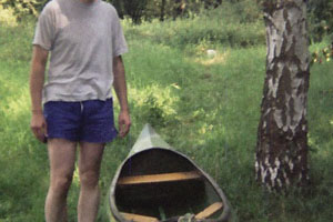 Kanufahrt mit Bildern von Bäumen und Wurzeln am Ufer