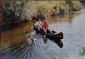 Kanufahrt mit Bildern von Bäumen und Wurzeln am Ufer