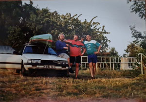 Kanufahrt mit Bildern von Bäumen und Wurzeln am Ufer